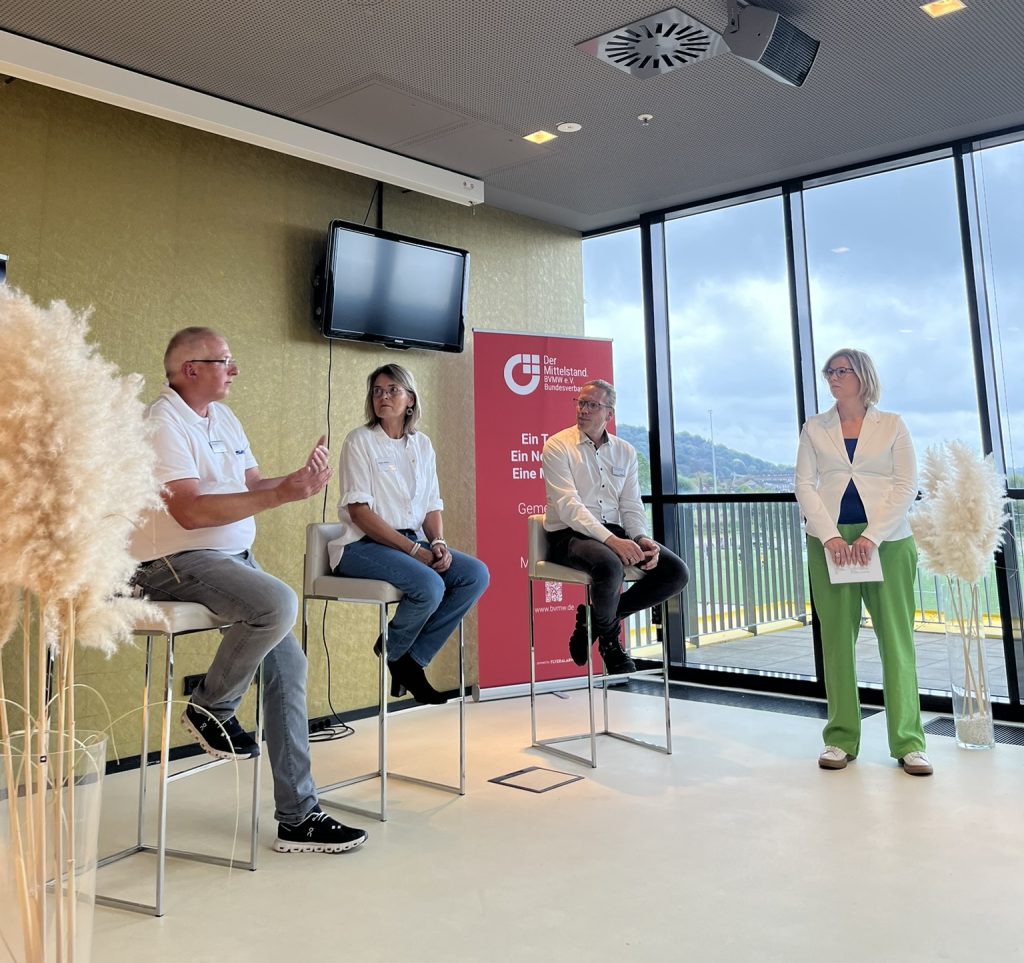Paneltalk bei SAR CONNECT 2025 im Tivoli Aachen: Diskussion über Transformation und Informationssicherheit.